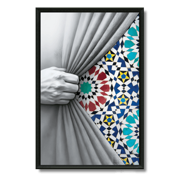 Tableau main zellige multicolore contemplatif marocain